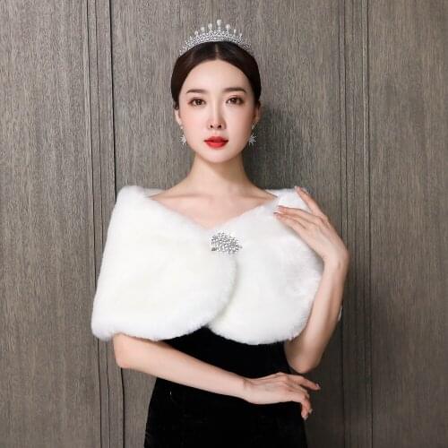 Ivory Faux Fur Party Shawl Winter Warm Bridal Bolero Wedding Coat Wedding Diamond Brooch Bridal Wrap Party Cape