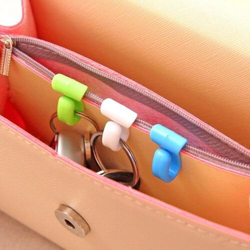 2 Pcs/lot Random Color Novelty Home Plastic Mini Cute Creative Anti-lost Hook Within The Bag Key Storage Holder Rack