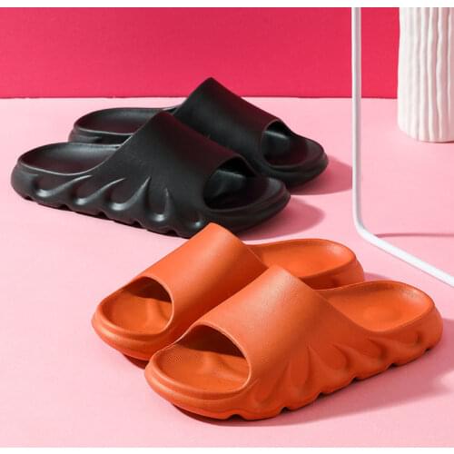Slippers with a sense of trampling on excrement are worn by women in summer home non-slip bathroom bath couples