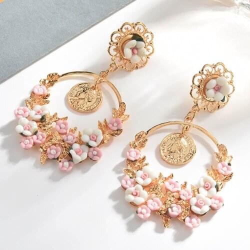 New Womens Brand Earrings Elegant Inlaid Pearl Big Plower Earrings Summer Fresh and Lovely Round Jewelry Gifts