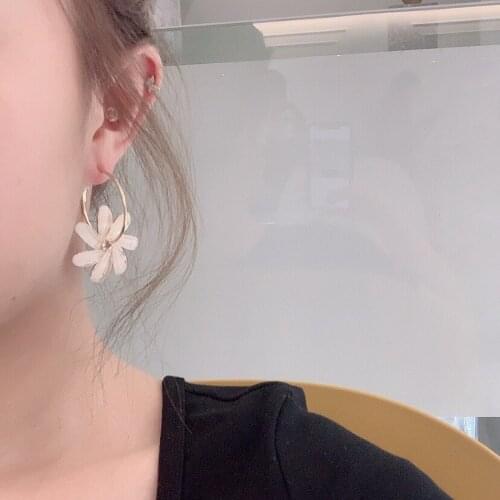 Punk Girl Earrings Korean Stars Same Flower Temperament Net Red Personality Simple Big Earrings Women Wholesale Hypoallergenic