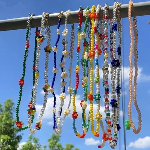 HUANZHI 2020 New Beaded Choker Colorful Transparent Daisy Flowers Statement Short Choker Necklace for Women Vacation Jewelry