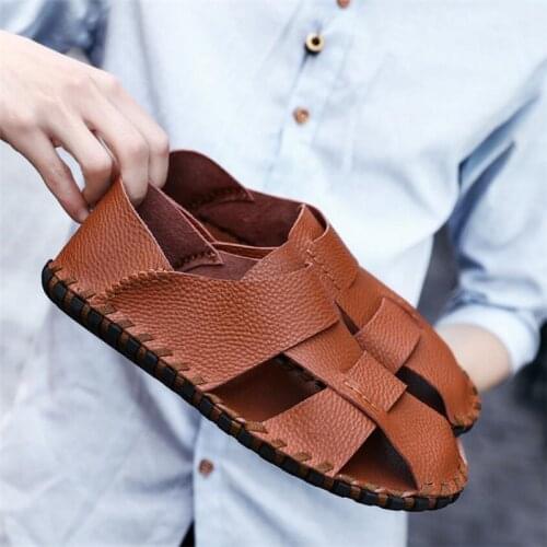 New mens sandals, fashionable leather sleeves, toe caps, flat-bottom non-slip, lightweight and comfortable casual shoes for men