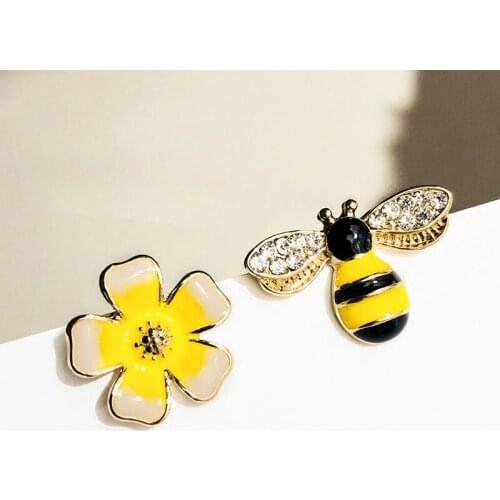 Cute Romantic Daisy Flower Earrings for Women Asymmetric Lovely Small Bee Earring Spring Summer Flower Charm Earings Jewelry New