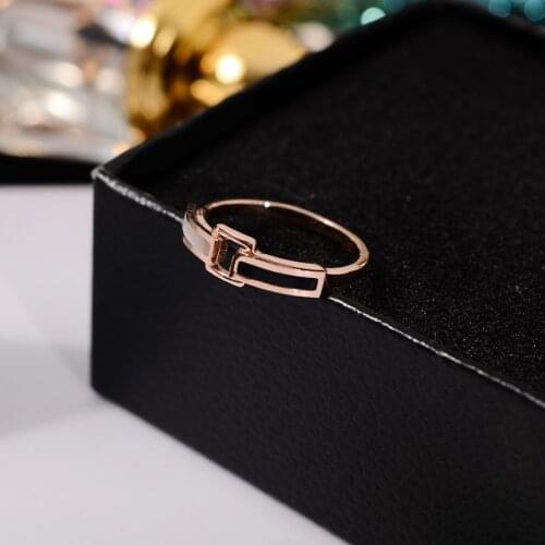 YUN RUO 2018 New Black White Shell Rings Rose Gold Color Fashion Titanium Steel Jewelry Ladys Wedding Ring Birthday Gift Woman