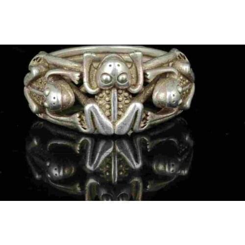 China Hand-Carved Precious Tibetan Silver Frog Statue Ring Collectible