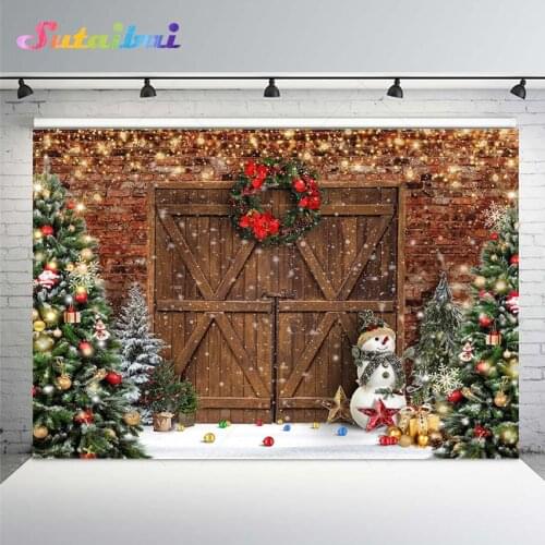 Christmas Backdrop for Photography Wooden Barn Door Retro Brick Wall Christmas Tree Wreath Winter Snow Photo Background Studio
