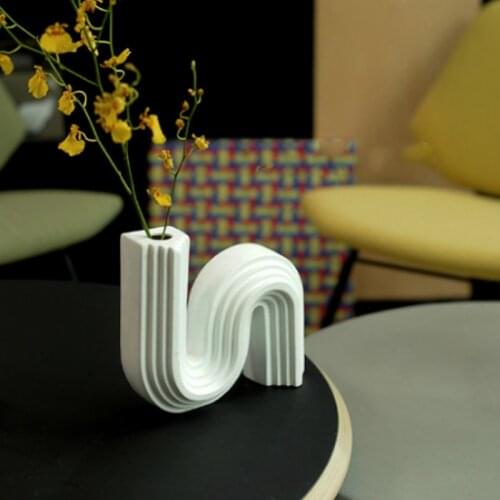 Creative Curve S Black and White Ceramic Vase Modern Art Decoration Ornaments Decorative Vase Flower Arrangement Accessories