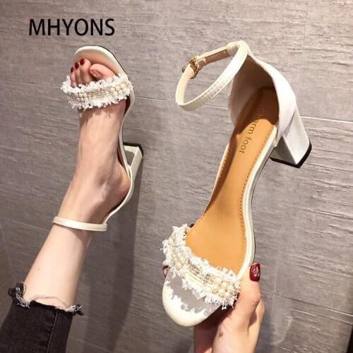 Sweet Lace String Bead Sandals 2021 Summer Korean Fashion Pearl Wood Ears One Word Band Square Low Heel Shoes High Heels