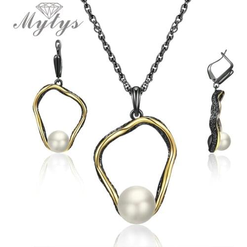 Mytys Retro Antique Black Jewelry Sets Hollow Pendant Necklace Earrings Pearl Embellish Gold Wire Frames Vintage Jewelry CN510