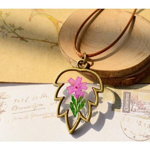 LUBOV Retro Bronze Leaf Shaped Natural Dried Flowers Pendant Necklace for Women Handmade Epoxy Resin Necklace Fashion Jewelry