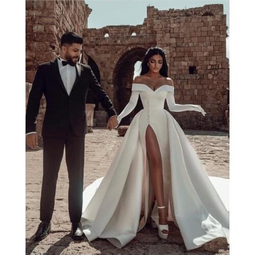 Luxury Wedding Dress Embroidered Lace Boat Neck Ball Gowns Sleevelesswith Appliques Sashes Vestido De Noiva Plus Size Button