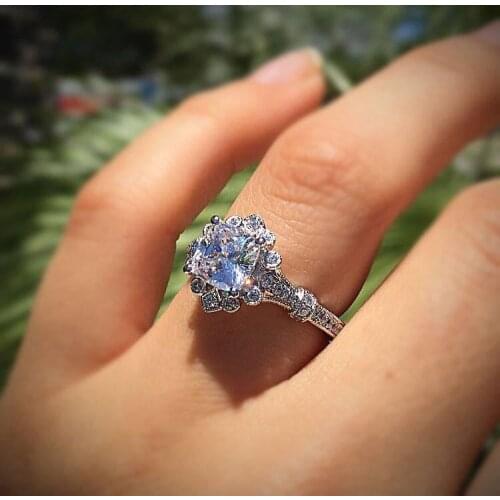 Exquisite Ladies Vintage White Zircon Rose Petal Ring Luxury White Zircon Group Inlaid Moissanite Zircon Ring Wholesale