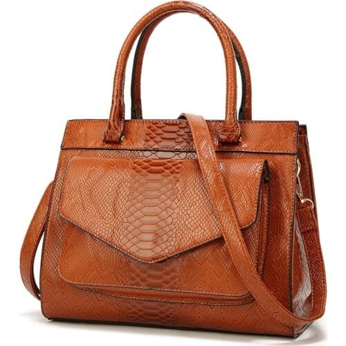 Designer new fashion luxury cuir snake shaped womens leather handbag with bag womens trunk handbag bolsos womens Postman bag