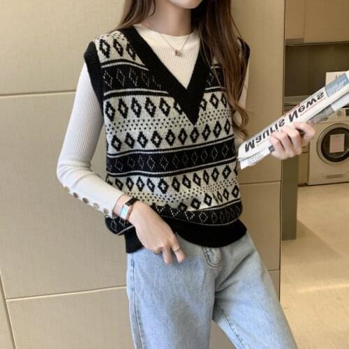 2021 Spring and Autumn New Sleeveless Sweater Ladies Knitted Plaid Vest Loose V-neck Waistcoat Folding Fashion All-match Women