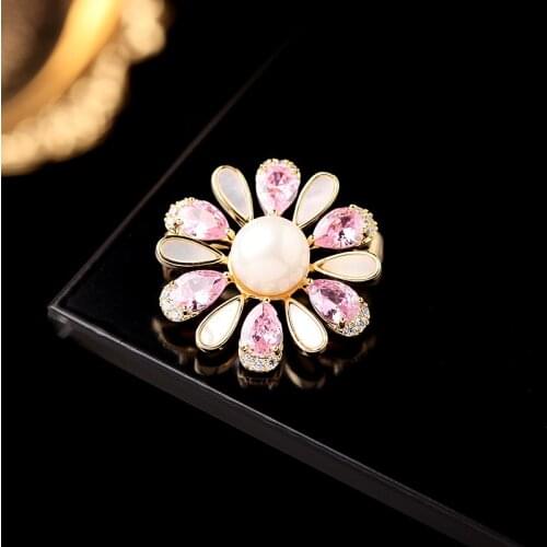 Elegant Daisy Brooches for Women Shiny Pink Yellow Cubic Zirconia Pearl Pins Flower Brooch Female Clothes Corsage broche luxe