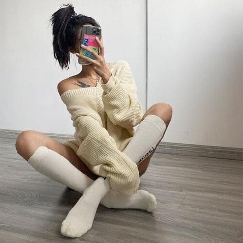 Autumn and winter new sweater women deep V-neck bat-sleeve loose pullover long-sleeved sweater fashionable casual top was thin