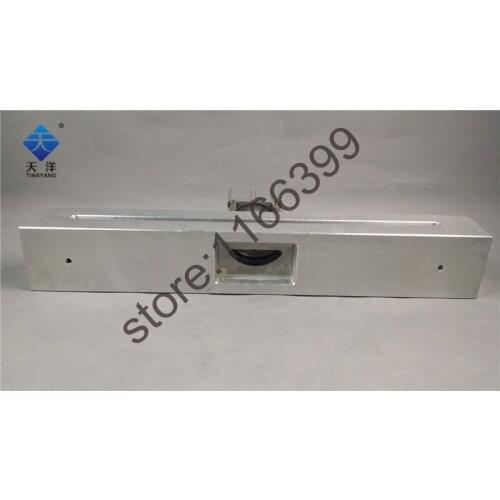 Handle capsule shaped hole punch