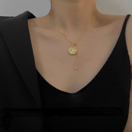 U-Magical Minimalist Gold Color Shell Stars Irregular Pendant Necklace for Women Trendy Asymmetric Faux Pearl Necklace Jewellery