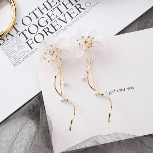 2019 New Arrival Acrylic Trendy Women Dangle Earrings Korean Sweet Six-petal Flower Earrings S-shaped Flowers Female Jewelry