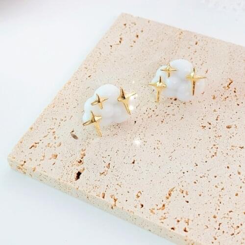 Origin Summer Cute White Color Resin Arcylic Cloud Drop Earring for Women Golden Star Statement Dangle Earrings Romantic Jewelry
