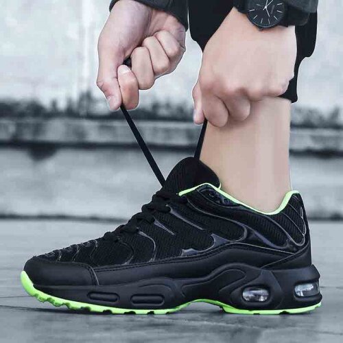 New 2021 spring mens large size sports shoes all-match thick-soled cushioned sports shoes breathable all black casual shoes