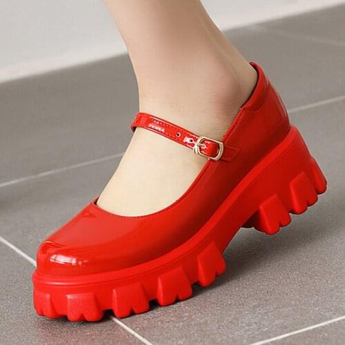 2021 Spring New Patent Leather Commuter Womens Wedding Shoes Bright Leather Platform Platform Metal Buckle Red Pumps