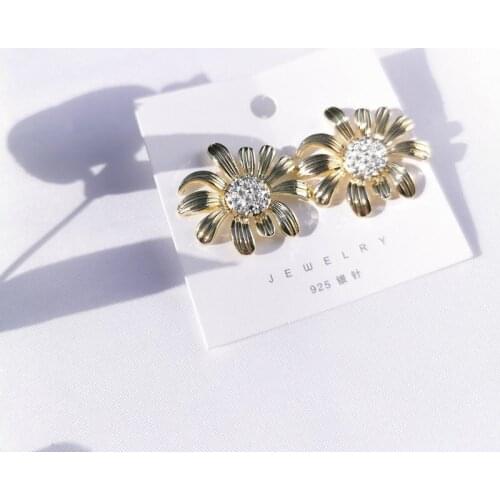 QUMENG New Korean Metal Earrings For Women Fashion Modern Flower Gold stud earrings 2020 Female Wedding Fashion Jewelry