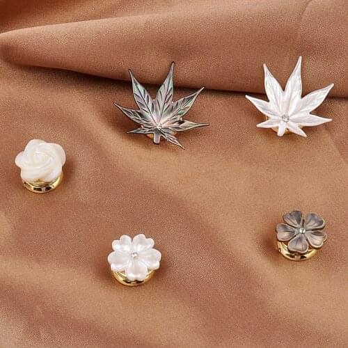 2021 Fashion Natural Shell Flower Magnetic Brooch Maple Leaf Badge Party Office Casual Luxulry Jewelry for Women Accessories