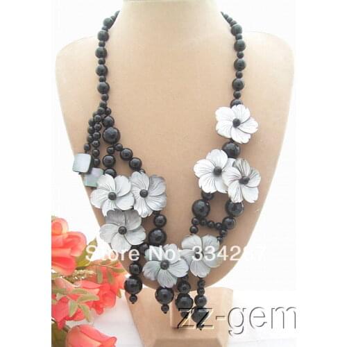 Onyx&Shell Flower Necklace-Toggle Clasp