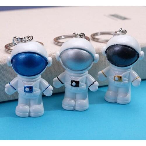 Simple astronaut white resin astronaut keychain pendant accessories metal key ring men and women small gifts