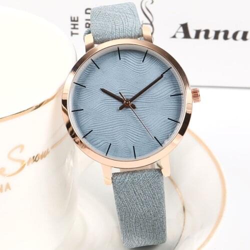 Creative Curved Design Women Watches Fashion Simple Leather Quartz Analog Wrist Watch 2019 top Luxury Ladies Casual Dress Clock