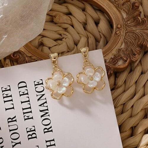 2021 Spring Summer Ins Retro Three-dimensional Shell White Flower Petal Drop Earrings Sweet Earrings For Women Trendy Jewelry