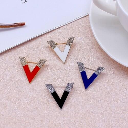 Red, white, blue and black V word collar stickpin Inlaid with Rhinestone zircon Lapel Pin Simple and generous Brooches ornament