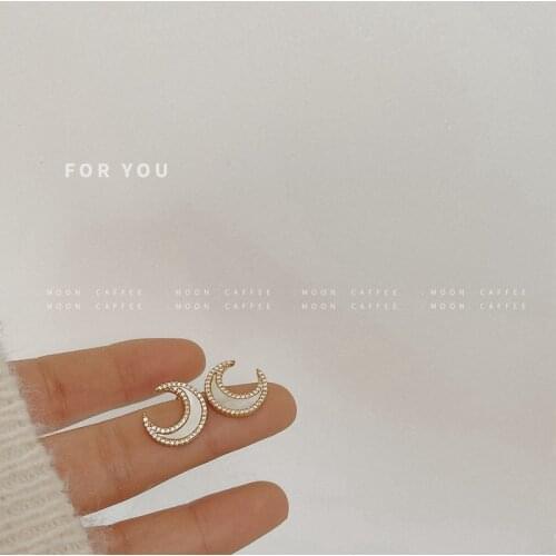 S925 Super Fairy Gentle Shell Moon Short Earrings Romantic White Moon INS Niche Temperament Light Luxury Earrings