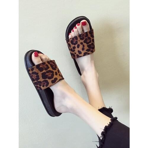 Summer new out wearing retro flat thick bottom word drag leopard slip non-slip comfort holiday beach shoes women