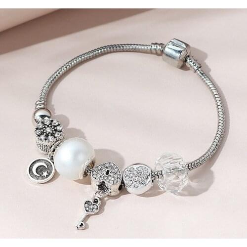 Beads Bracelet Retro Personality Star Moon Pearl Glass Single Bracelet for Women Key Pendant Designer Charms for Bracelets