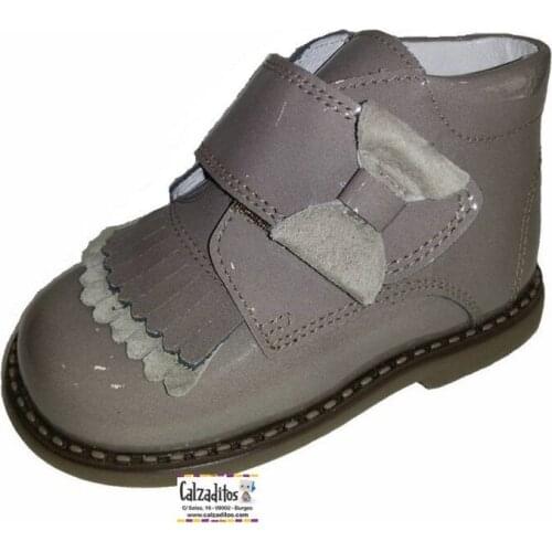Baby girl booties in kaffir patent leather and suede taupe with velcro, from Andanines