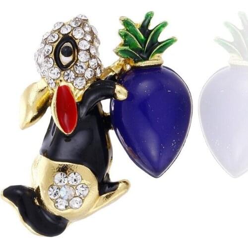 Europe and the United States speed sell tong jewelry white rabbit love carrots drip brooch couples xionghua clothing