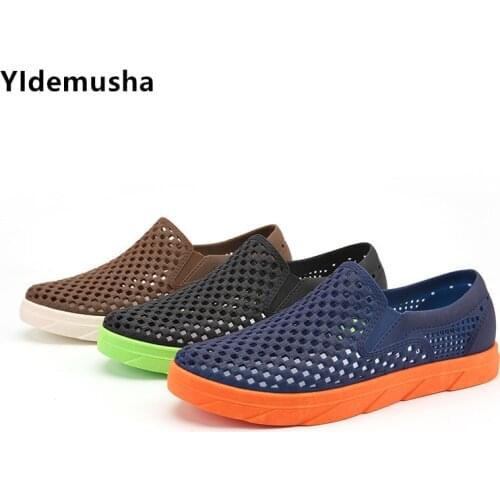 2021 New Style Mens Sandals Casual Shoes Summer Breathable Shoes Garden Shoes Male Beach Hollow EVA Mules Clogs Shoes Sneakers