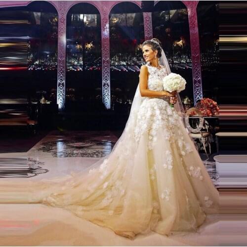 2021 Floral Wedding Gowns Sleeveless Ball Gown Tulle Ivory Bridal Wedding Dresses 3D Lace Handmade Flowers Long Train Dubai Styl
