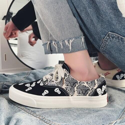 Fashion Skull Print Mens Casual Sneakers New Graffiti Low Sneakers Men Hip Hop Shoes Designer Canvas Shoes For Men Espadrille