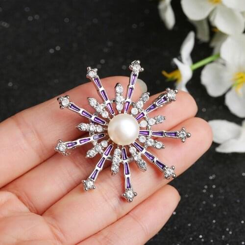 The new Korean version of the atmosphere luxury zircon pearl rose flower brooch womens temperament coat corsage cardigan pin bu