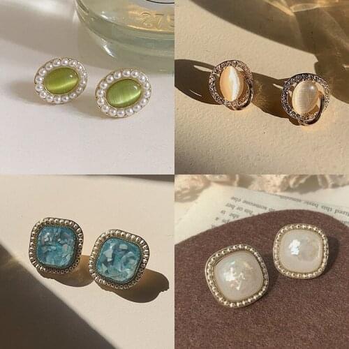 2021 New French Style Retro Style White Shell Earring for Woman Court Vintage Earrings Simple Elegant Earrings Jewelry Wholesale