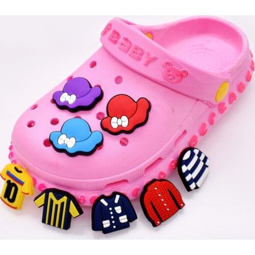 Hole Slippers Shoe Buckle Anime Cute Chars Croc Clothes Hat Decoration Designer Accesoire Garden Shoe Decoration Fit Kid Gift