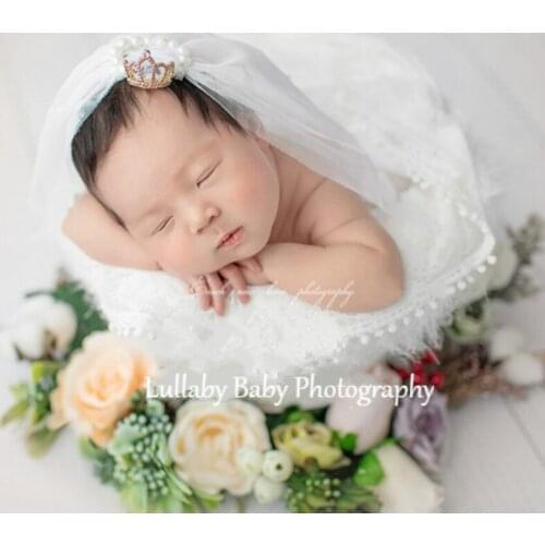 Newborn Photography Props Pearl Crown Baby White Lace Veil Pillow Baby Shoot Accessories Pearl Hand String Photo Studio New Prop