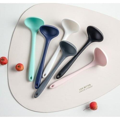 Silicone Ladle Soup Spoon Non-stick Curved Handle Unbreakable Big Round Scoop for Dinner Creative Kitchen Dining Tool Tableware