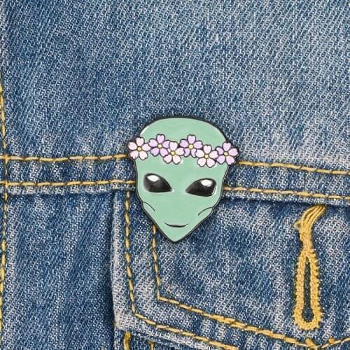 Green Alien Brooch for Women Wreath Alloy Cowboy Badges Shirt Pins Broches Badge Pines Metalicos Jewelry Brosche Accessories