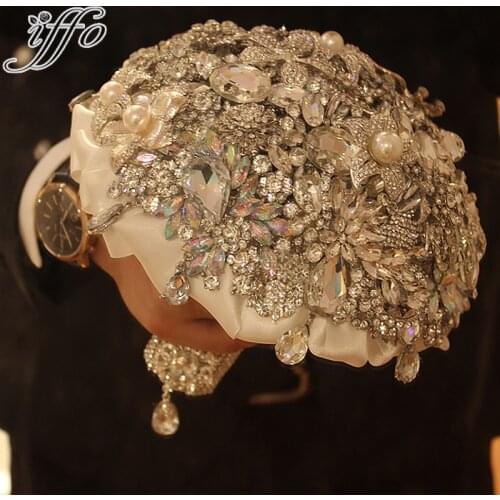 The most luxurious atmosphere of the bride holding flowers, bouquet jewelry, brooch bouquet, bridal bouquet.Wedding Flowers
