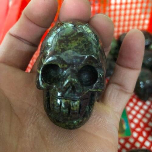1pcs The natural beauty of the ruby emerald carving crystal skull heals